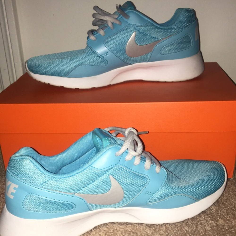 Women’s Nike shoes size 9.